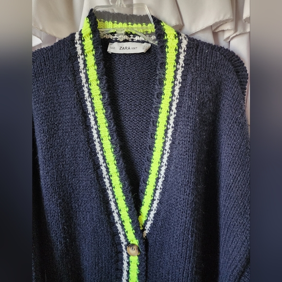 NWOT Women's Zara Black and Green Sweater with Pockets and Buttons Size Small - Picture 4 of 5